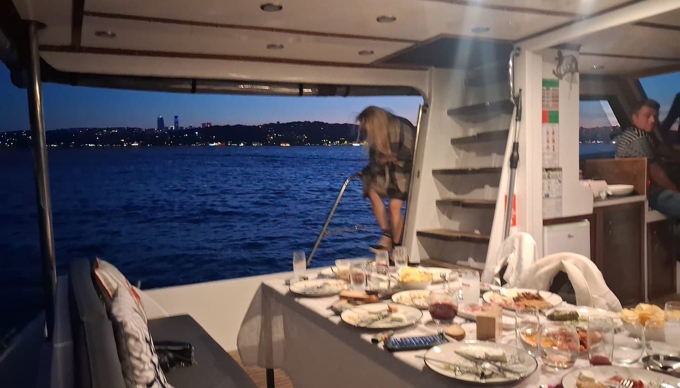 Boğaz'da sabah güneşinde demirlemiş özel yatın güvertesinde hazırlanmış teknede kahvaltı sofrası