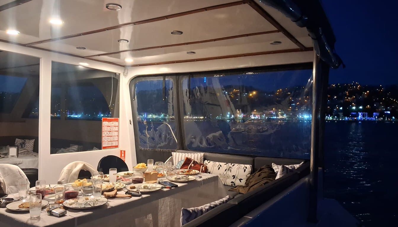Boğaz'da özel tekne üzerinde sıcak ışıklarla süslenmiş kına gecesi kutlaması