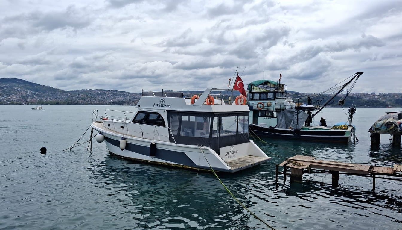 Sarıyer sahilinde yeşil tepeler ve yalılar önünde özel tekneyle Boğaz turu