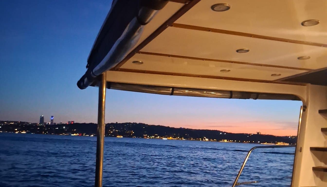 Sevgililer Günü akşamı İstanbul Boğazı'nda mum ışığı ve şarapla romantik özel tekne turu
